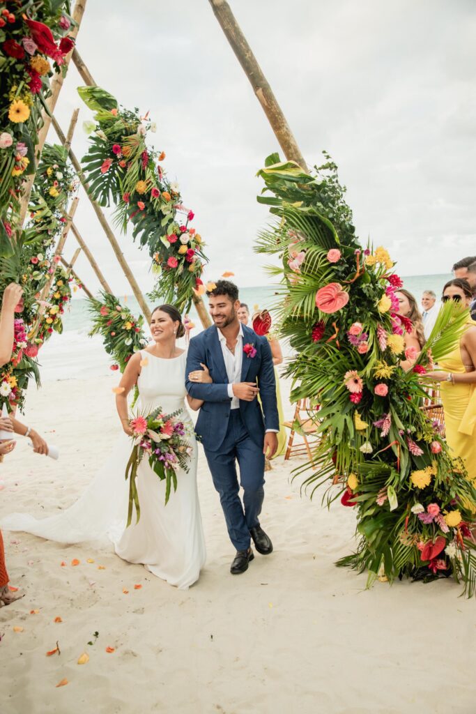 boda en la ceremonia durante su boda en Varadero, Cuba.