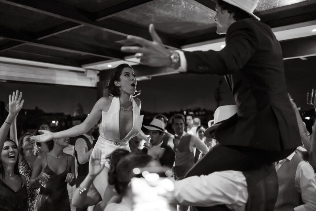 El nuevo matrimonio celebrando en los hombros de sus amigos durante la fiesta de su boda en La Habana.