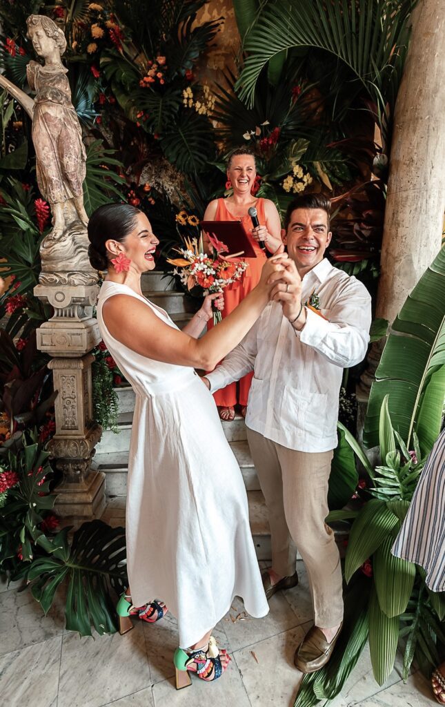 Amanda y Leo ríen juntos durante un momento especial en la ceremonia de su boda en La Guarida, La Habana.