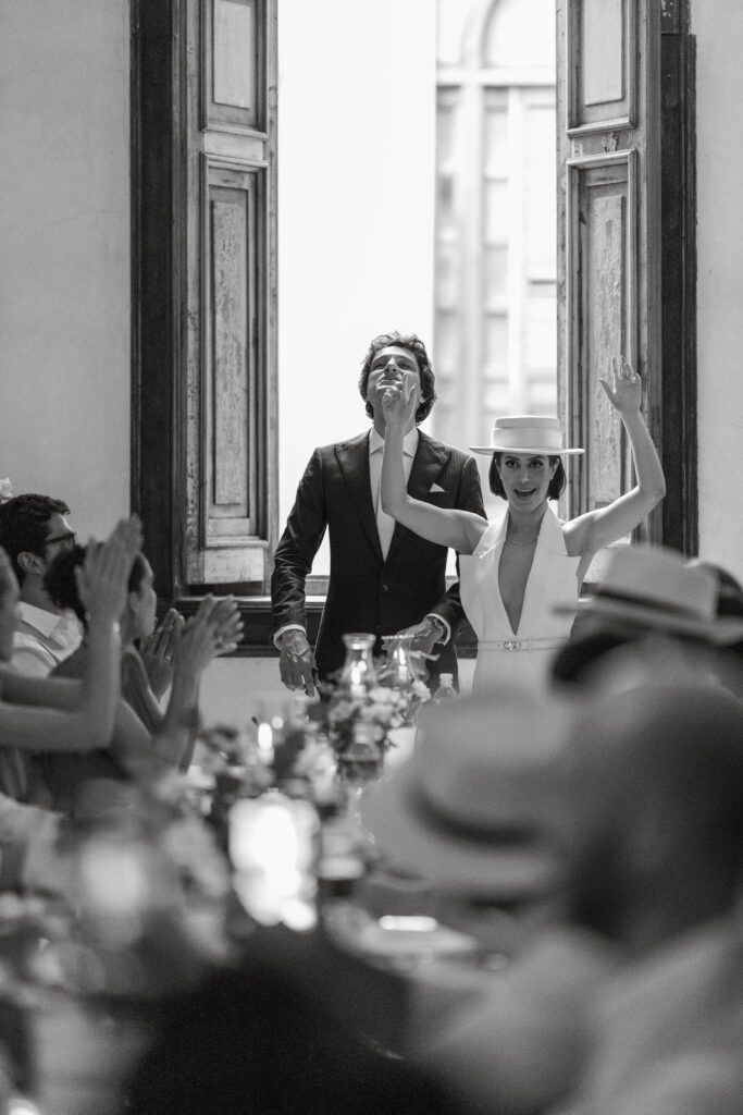 Victoria y su esposo entrando al Salón de Madonna en La Guarida, decorado para su boda de destino en La Habana