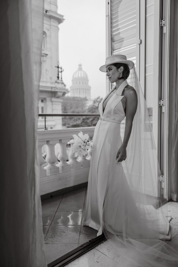 Retrato de Victoria luciendo un sombrero y velo sobre su vestido de Lorenzo Caprile, lista para su boda en La Habana.