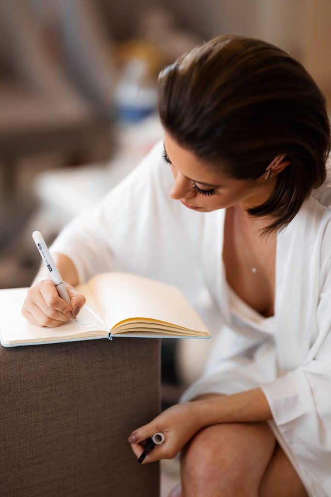 La novia escribiendo sus votos matrimoniales en una suite del Hotel Kempinski.