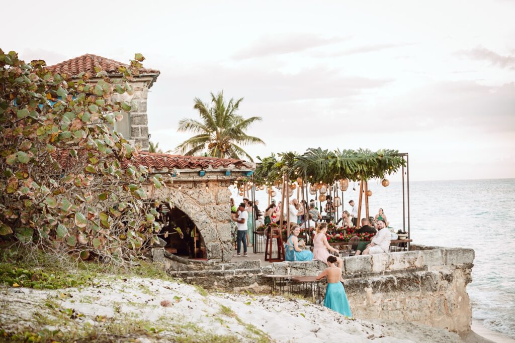 Vista de la terraza de la Casa de Al Capone en Varadero durante la boda de Giada y Gorke, decorada por Aire de Fiesta con un estilo tropical frente al mar.