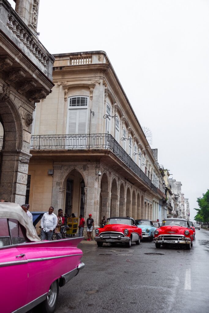 Carros clásicos durante la boda de destino de Victoria y Guillermo en La Habana, Cuba