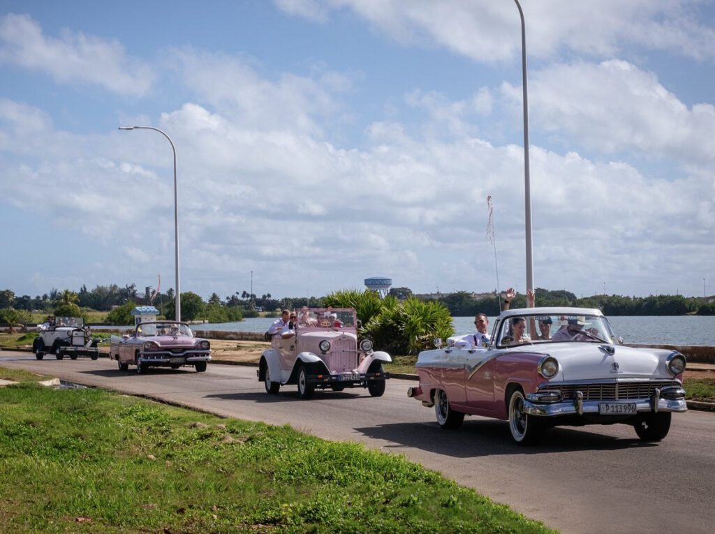 Caravana de autos clásicos descapotables trasladando a los invitados entre el hotel y la casa de Al Capone durante la boda de Giada y Gorke en Varadero, Cuba. Un recorrido lleno de estilo retro.