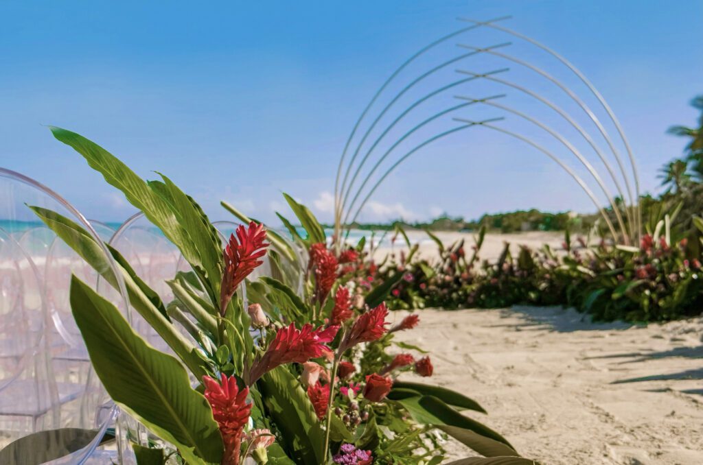 Primer plano de la estructura del altar decorado con flores tropicales, que complementa el ambiente costero de la boda de destino en Varadero.