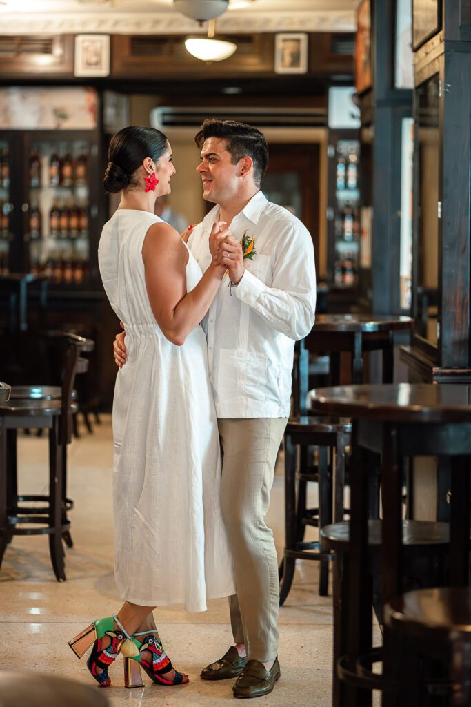 Amanda y Leo bailando en el icónico bar Sloppy Joe's durante su sesiónn preboda en La Habana, Cuba.