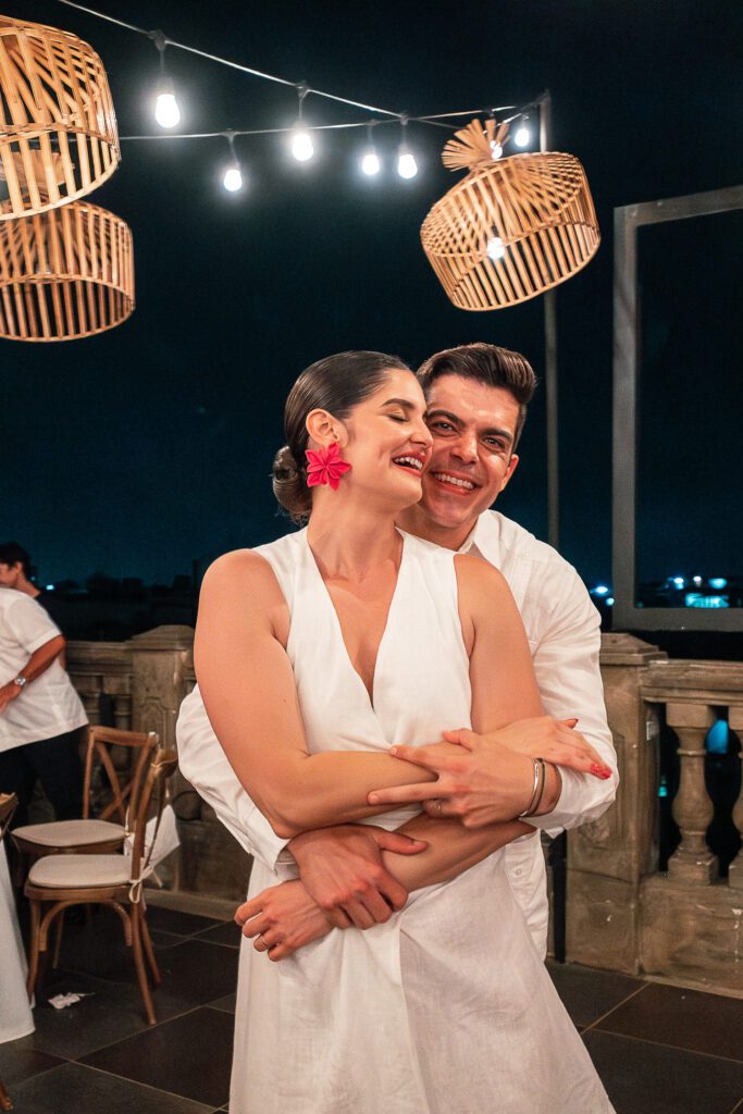 Los novios bailando su primer baile, rodeados de sus seres queridos.