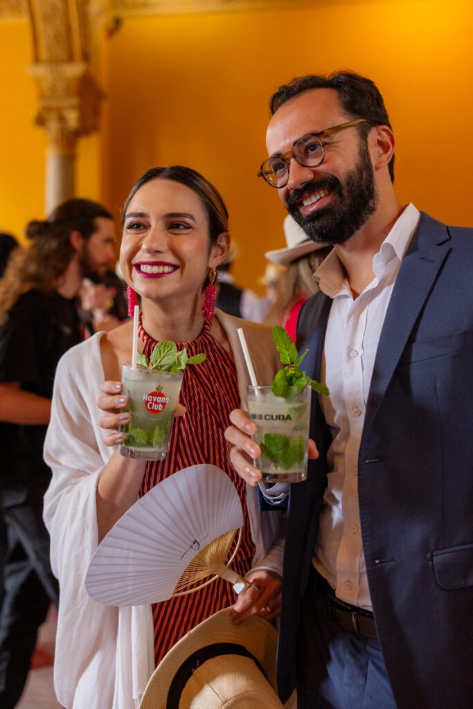 Invitados disfrutando de mojitos y cócteles en la boda de destino en La Habana, en el cóctel organizado por Aire de Fiesta en La Guarida.