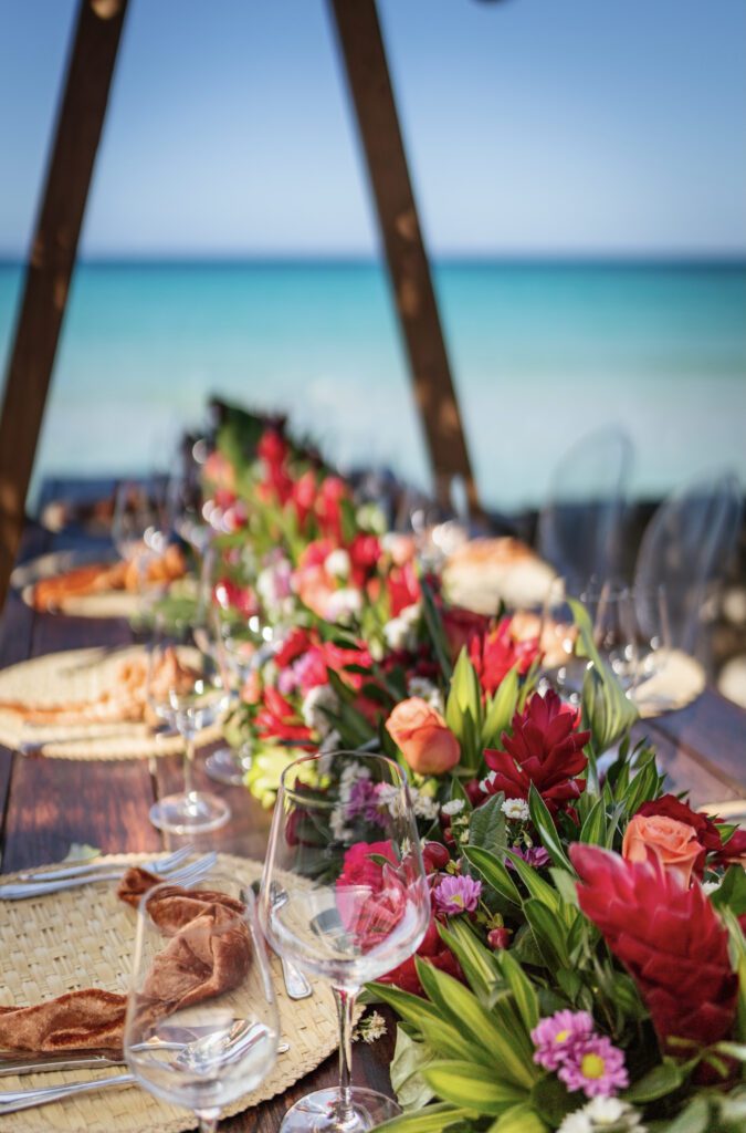 Decoración de mesa para bodas con motivos tropicales y frente al mar de Varadero