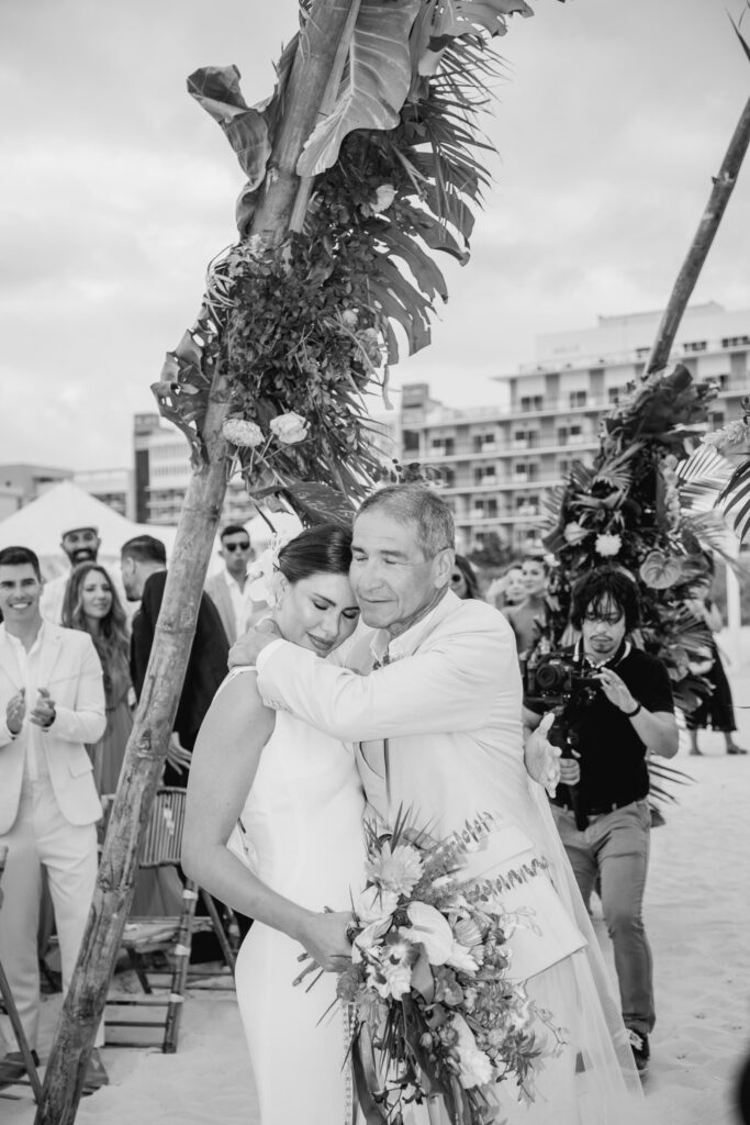 El padre de Alba le da un abrazo tierno al llegar al altar en la boda en el Meliá Internacional de Varadero