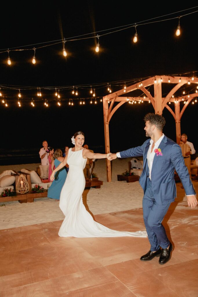 Alba y Renato durante su primer baile como esposos, rodeados de emoción y magia en Varadero.