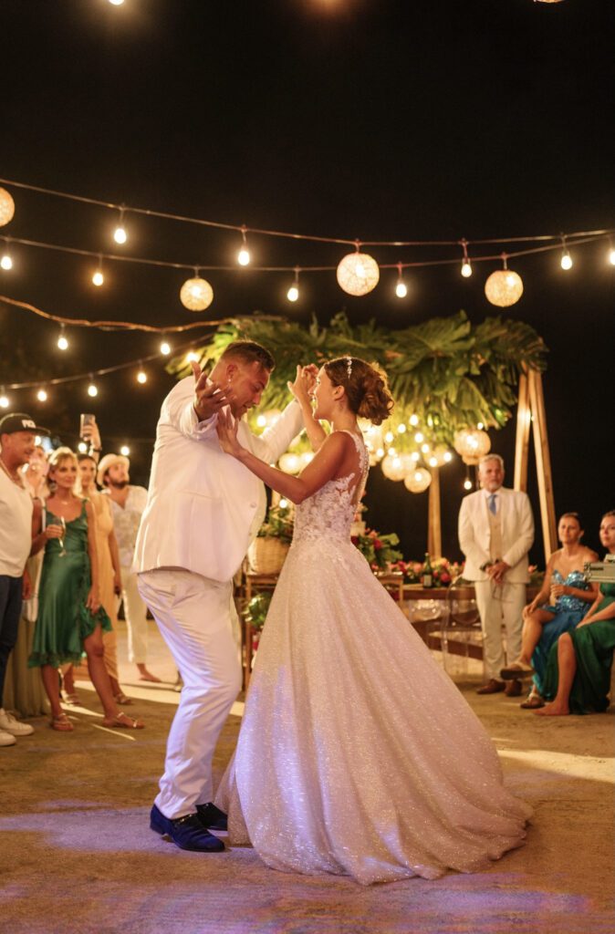 Giada y Gorke comparten un momento íntimo durante su primer baile, rodeados por la cálida iluminación de su boda en Varadero.