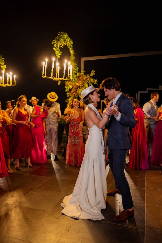 Ellos disfrutando su primer baile como esposos en su boda de destino en La Habana.