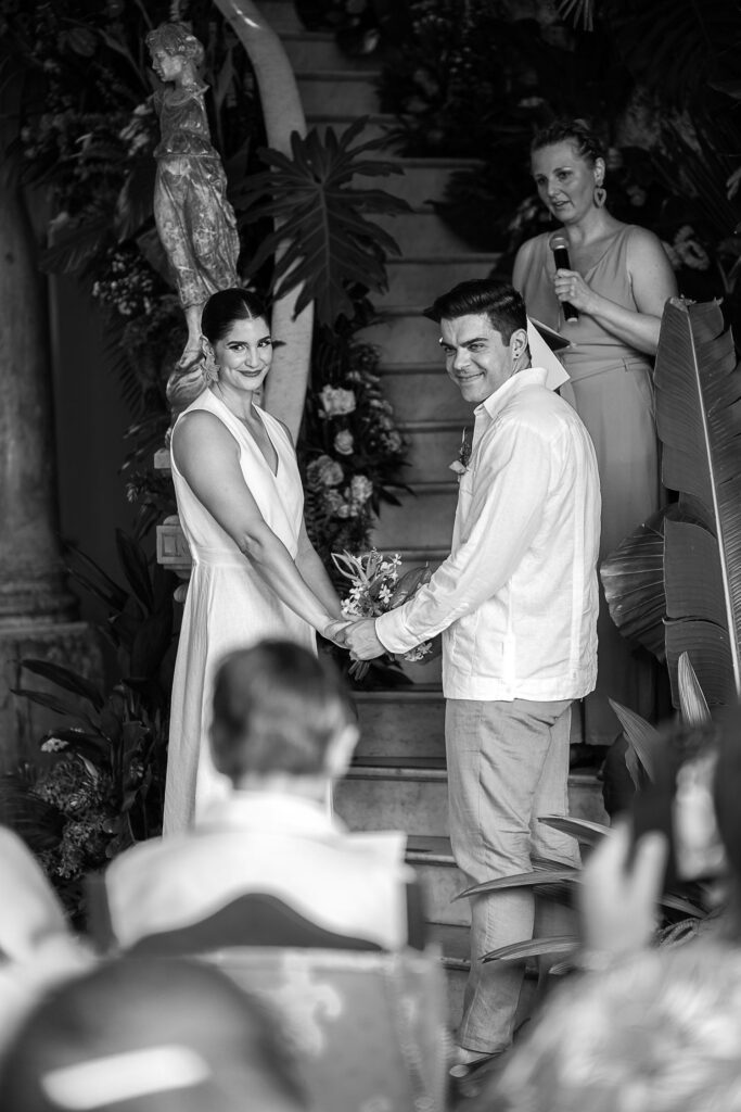 Amiga de la pareja leyendo un relato gracioso durante la ceremonia de boda en La Guarida, en La Habana.