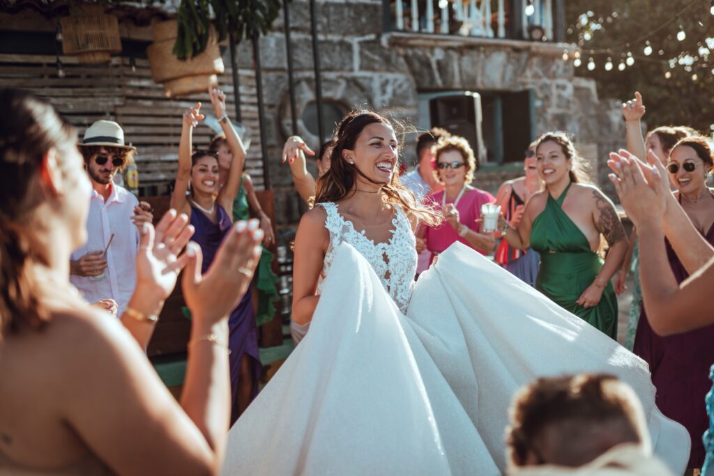 Giada disfrutando de un momento especial rodeada de invitados durante la celebración de su boda.