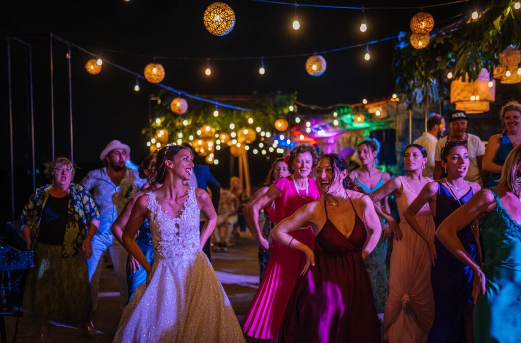 Giada y sus amigas bailando la “Macarena” durante su boda en la terraza de la Casa de Al Capone, decorada por Aire de Fiesta.