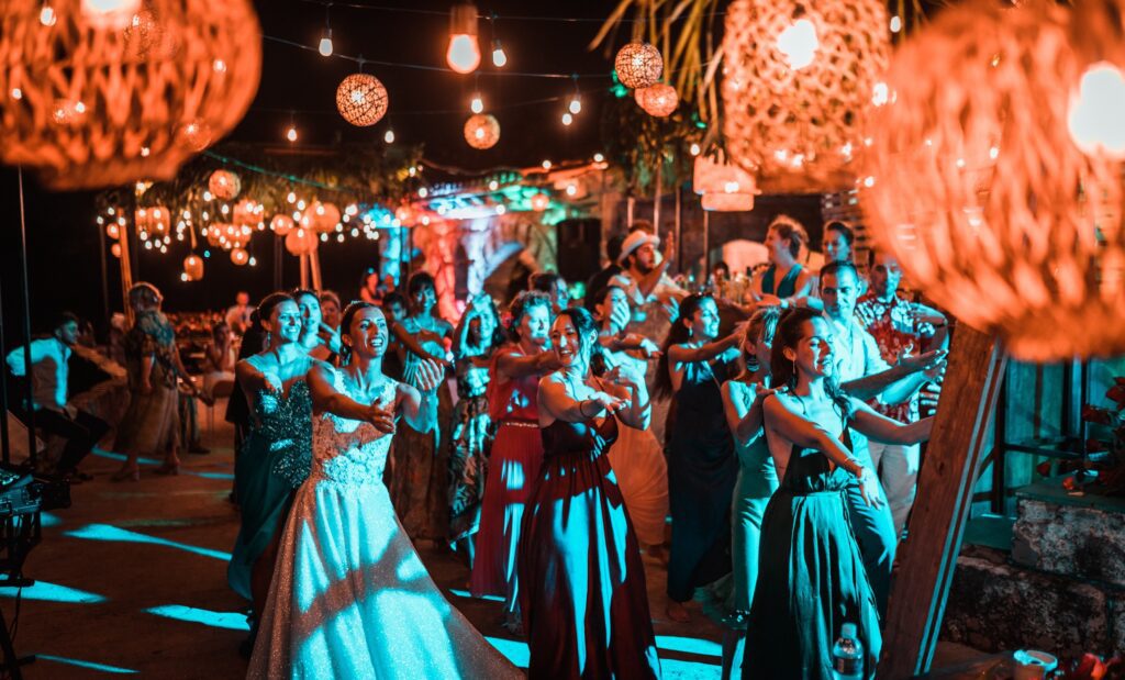 Giada bailando una coreografía con sus amigas en la terraza de la Casa de Al Capone, decorada por Aire de Fiesta para su boda.