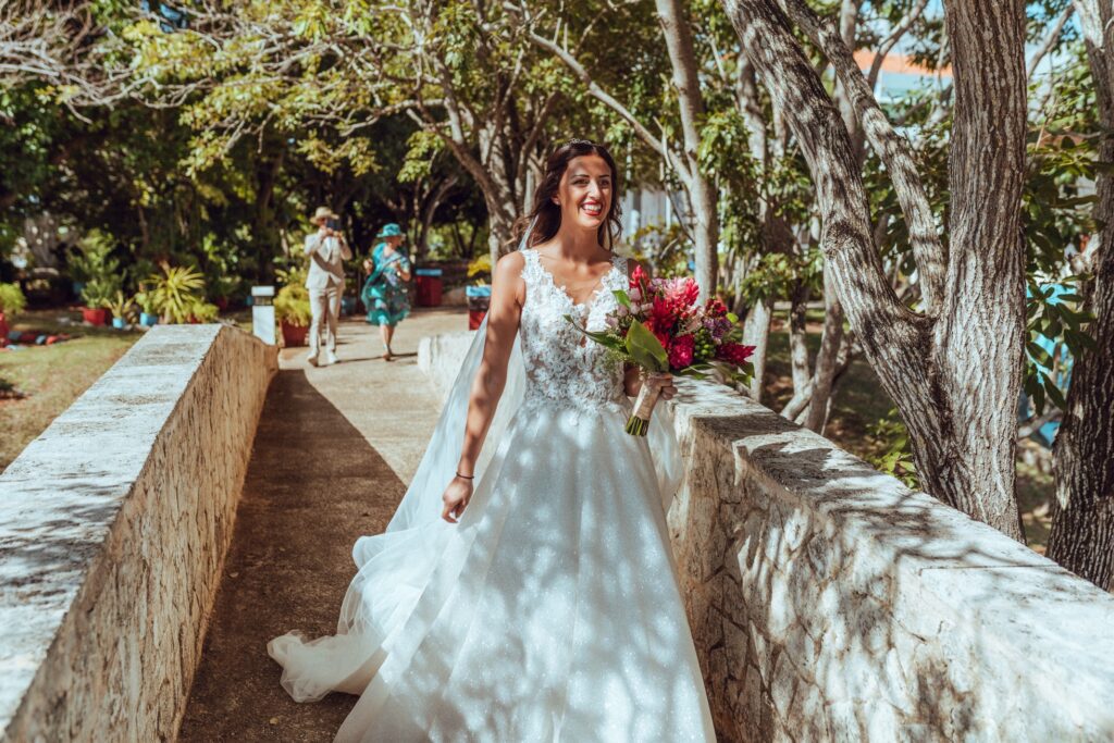 Preparándose para salir hacia la ceremonia, Giada en su boda tropical en Varadero