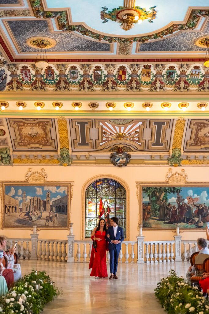 El novio haciendo su entrada al Palacio de los Matrimonios de Prado , durante la ceremonia de su boda de destino en La Habana, Cuba.