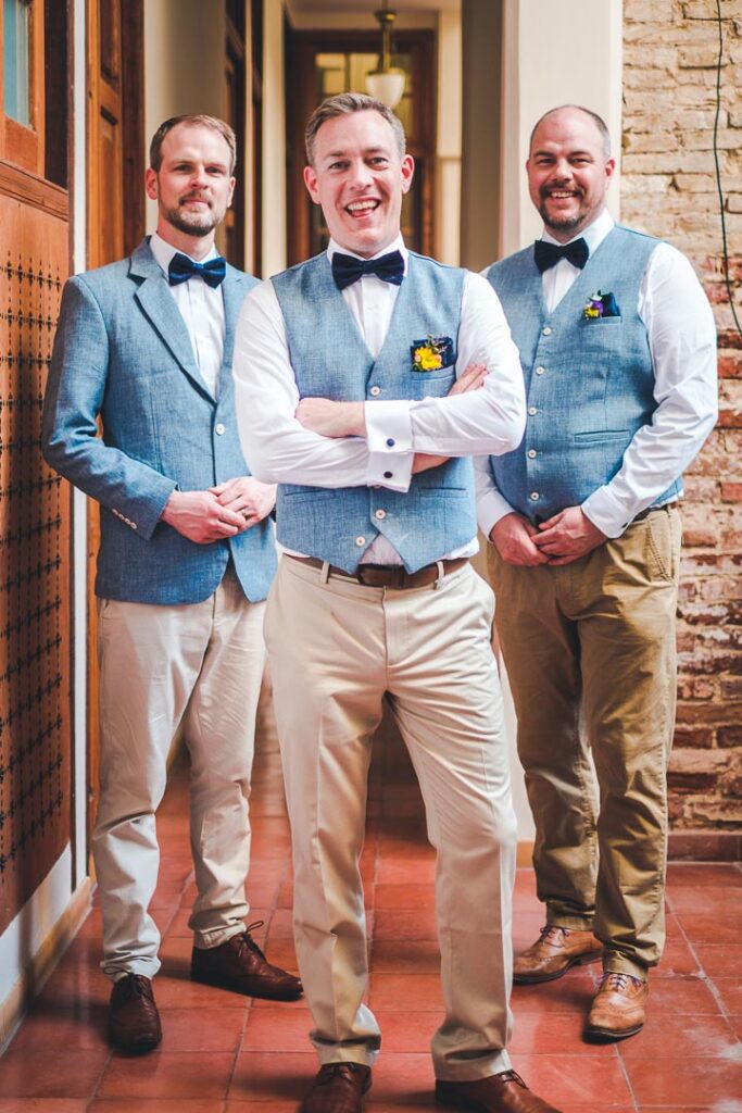 El novio rodeado de sus amigos durante los preparativos, compartiendo instantes de complicidad y alegría antes de la boda en La Habana.