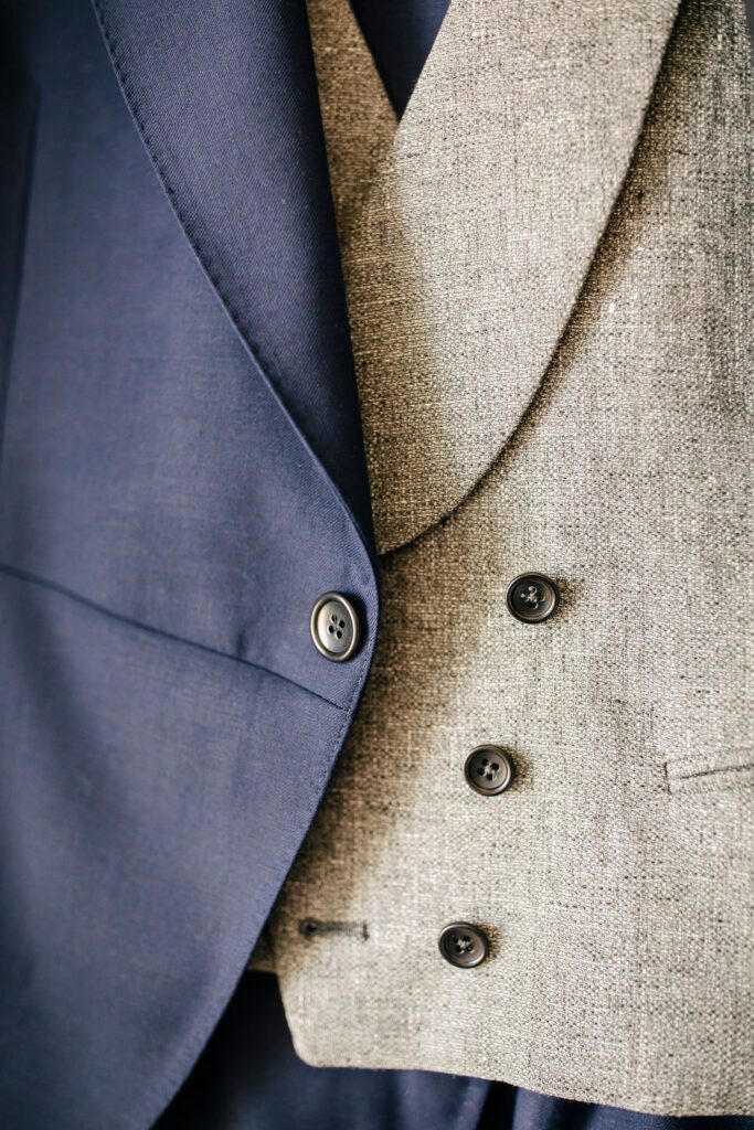 Fotografía de los detalles del traje del novio en su Getting Ready, capturando la elegancia y el estilo antes de la ceremonia.