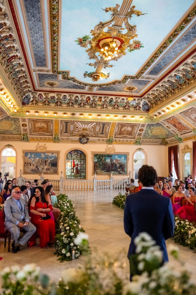 El novio esperando en el altar del Palacio de los Matrimonios de Prado en La Habana, Cuba, durante la ceremonia de su boda