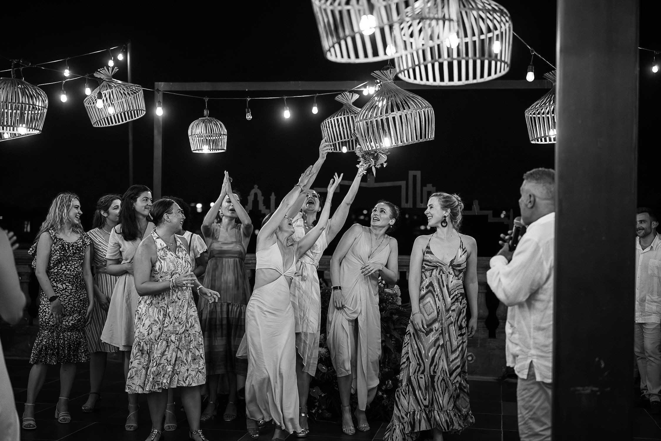 Invitada emocionada atrapa el ramo de novia lanzado por Amanda durante la boda en La Guarida.