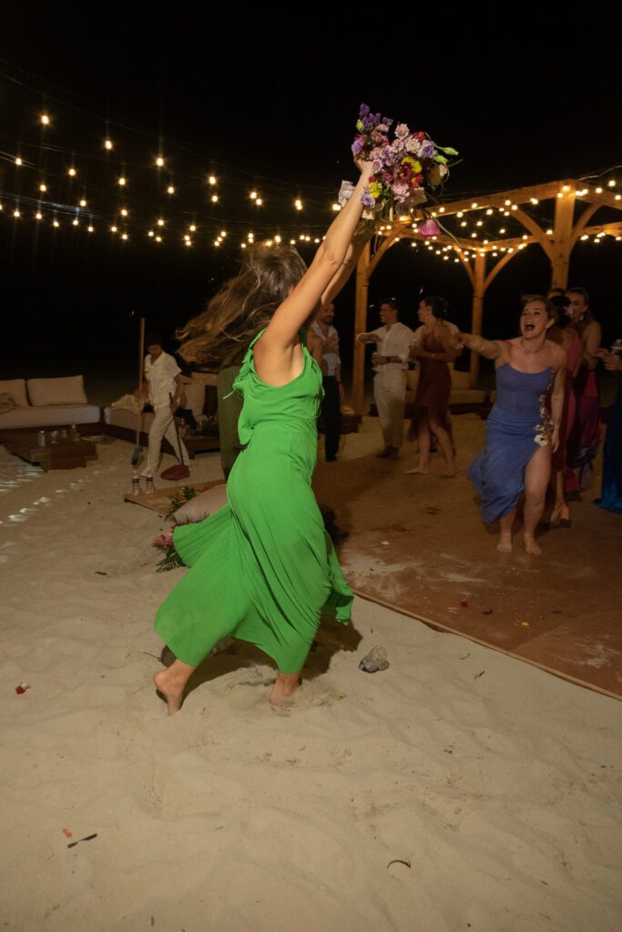 Invitada atrapando el ramo lanzado por Alba en la boda en Varadero.