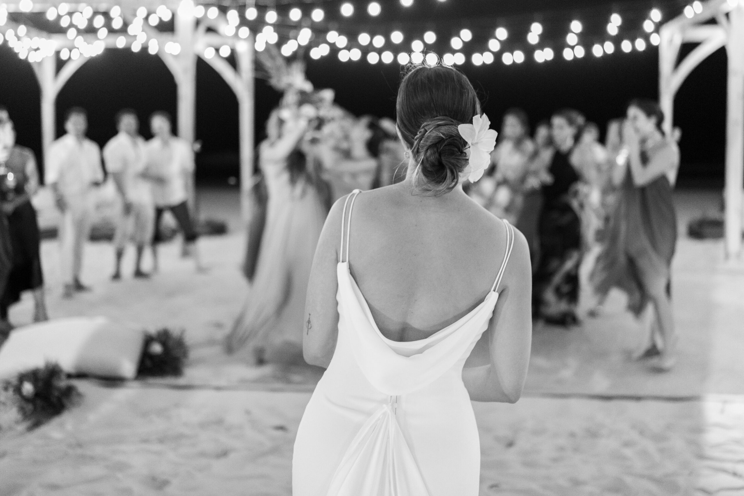 Alba lanzando el ramo en blanco y negro, capturando un momento divertido de la boda