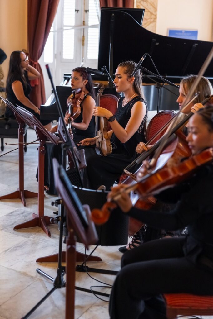 Orquesta de cuerdas y piano Steinway & Sons durante la ceremonia de una boda organizada en el Palacio de los Matrimonios de Prado, en La Habana, Cuba.