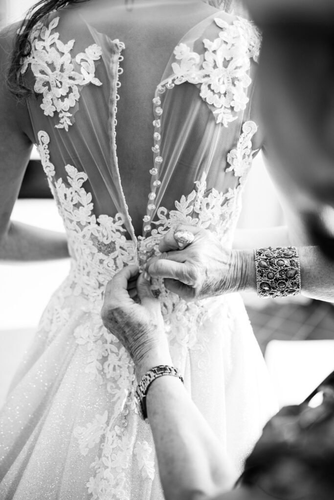 Giada y su madre ajustando el vestido de novia antes de la ceremonia.