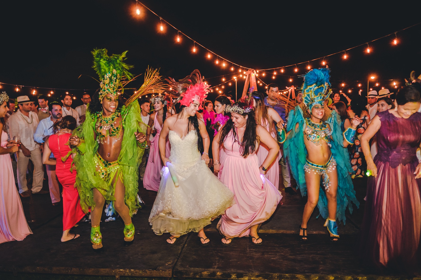 Bailarines y músicos en vivo creando un ambiente festivo en la celebración.