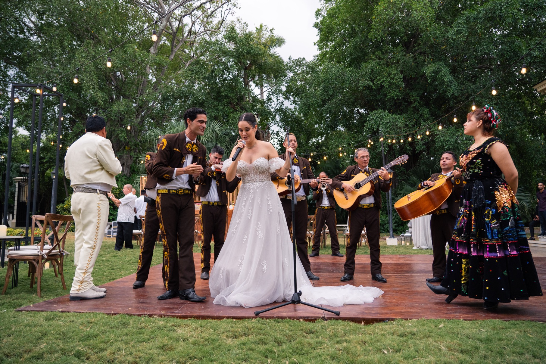 Músicos interactuando con los invitados, haciendo la boda más memorable.