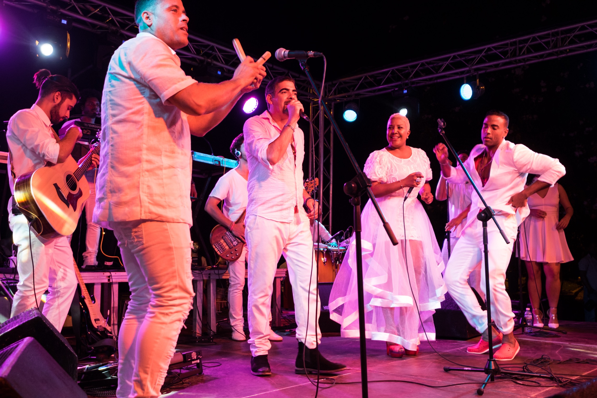 Música en vivo de Orishas y Haila cantando