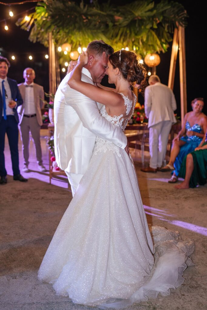 Los novios felices en su primer baile durante su boda en la Casa de Al Capone en Varadero.