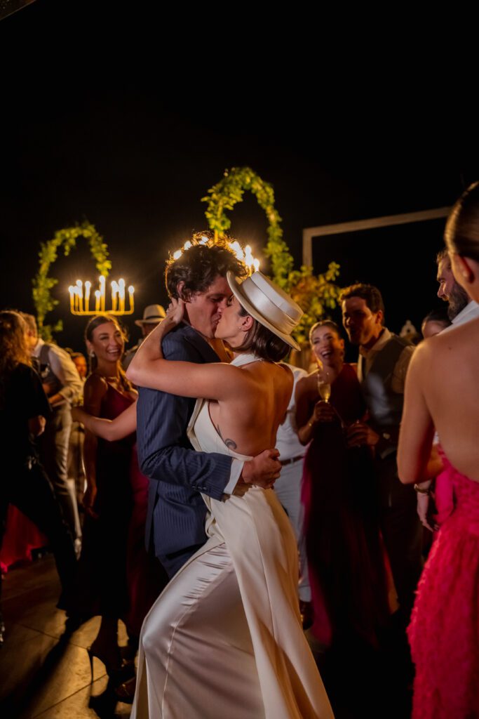 La pareja en un sensual beso durante su primer baile en su boda de destino en La Habana.