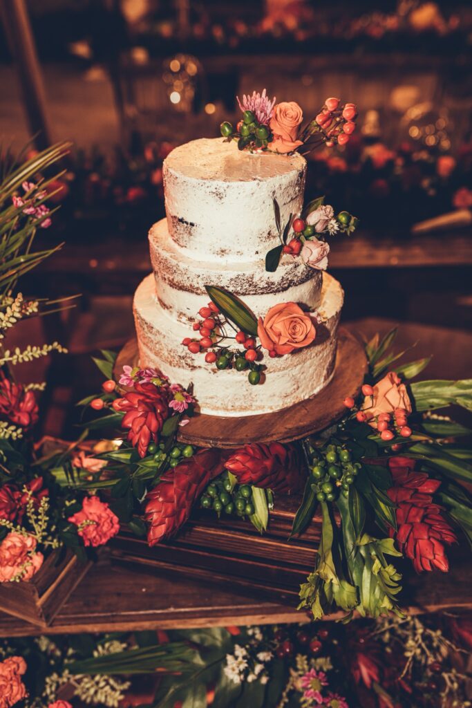 Pastel semidesnudo decorado con flores tropicales en la boda de Giada y Gorke.