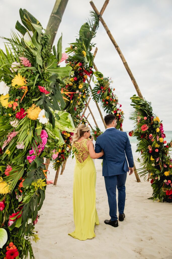 Renato entrando con su madre en el túnel de bambú decorado para su boda en el Meliá Internacional de Varadero