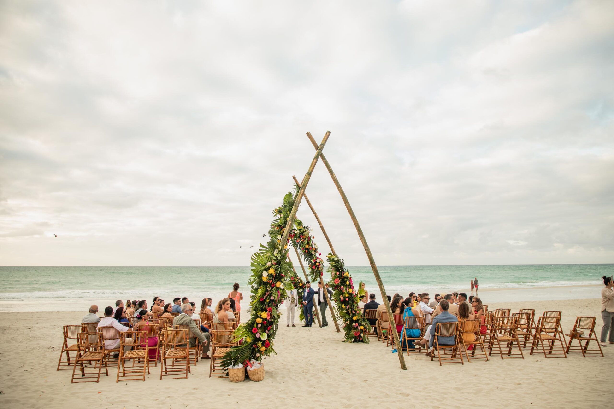 Renato esperando a Alba en el altar decorado con bambú y flores tropicales en el Meliá Internacional de Varadero