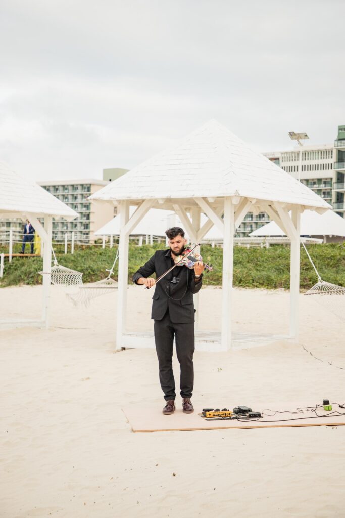 Saxofonista tocando durante la ceremonia de la boda en el Meliá Internacional de Varadero