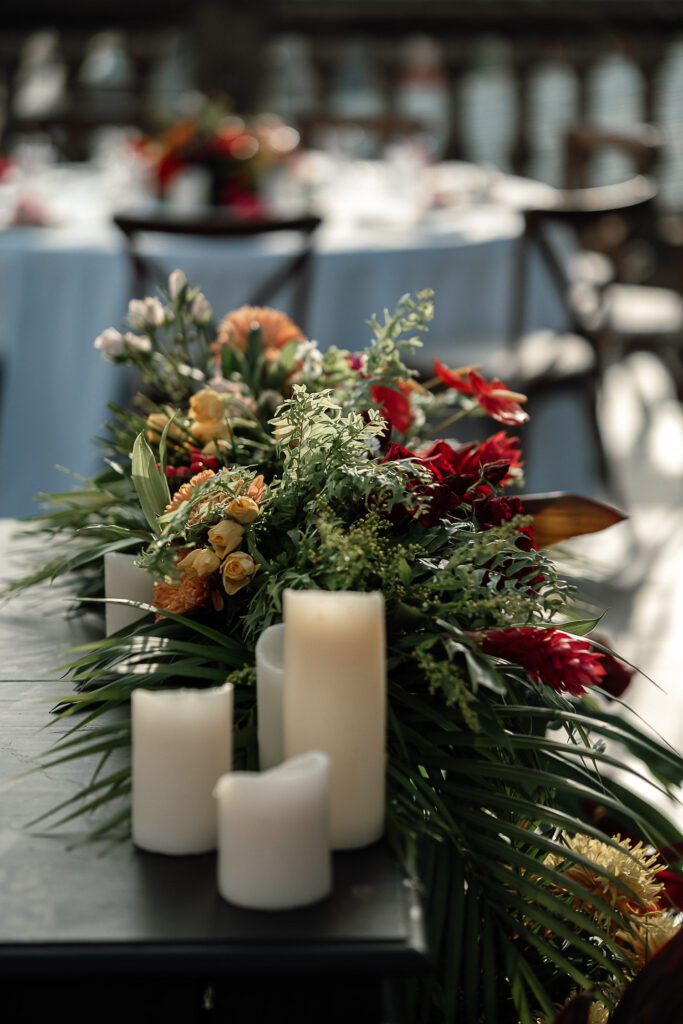 Velas y flores tropicales en la decoración de la cena.