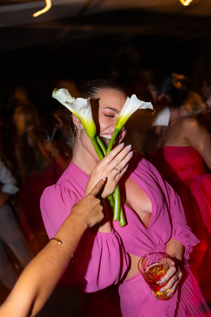 Detalle especial de la novia entregando una flor en lugar de lanzar su ramo a en su boda de destino en La Habana.