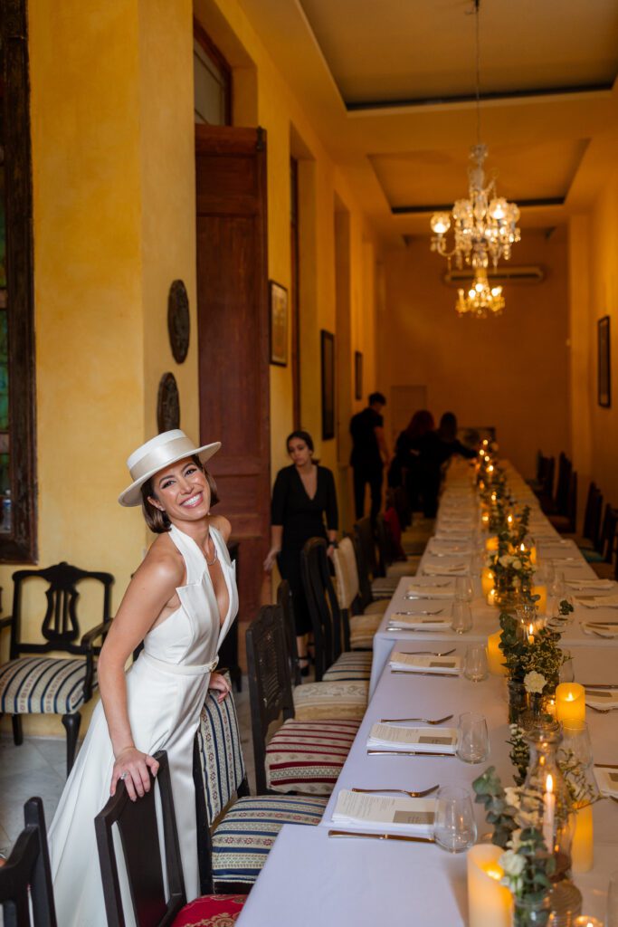 Victoria posa sonriente en la mesa decorada con quinqués y greenery en el Salón de Madonna, inaugurado por Madonna en su cumpleaños en La Habana