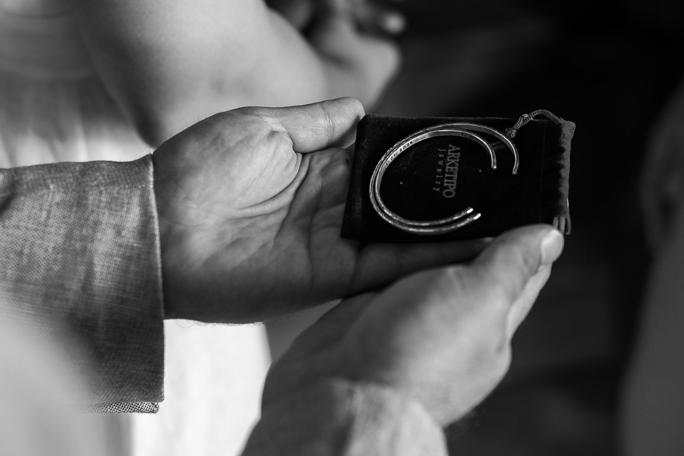 Detalle de las pulseras grabadas que simbolizan el amor y el compromiso de los novios durante su boda en La Guarida.