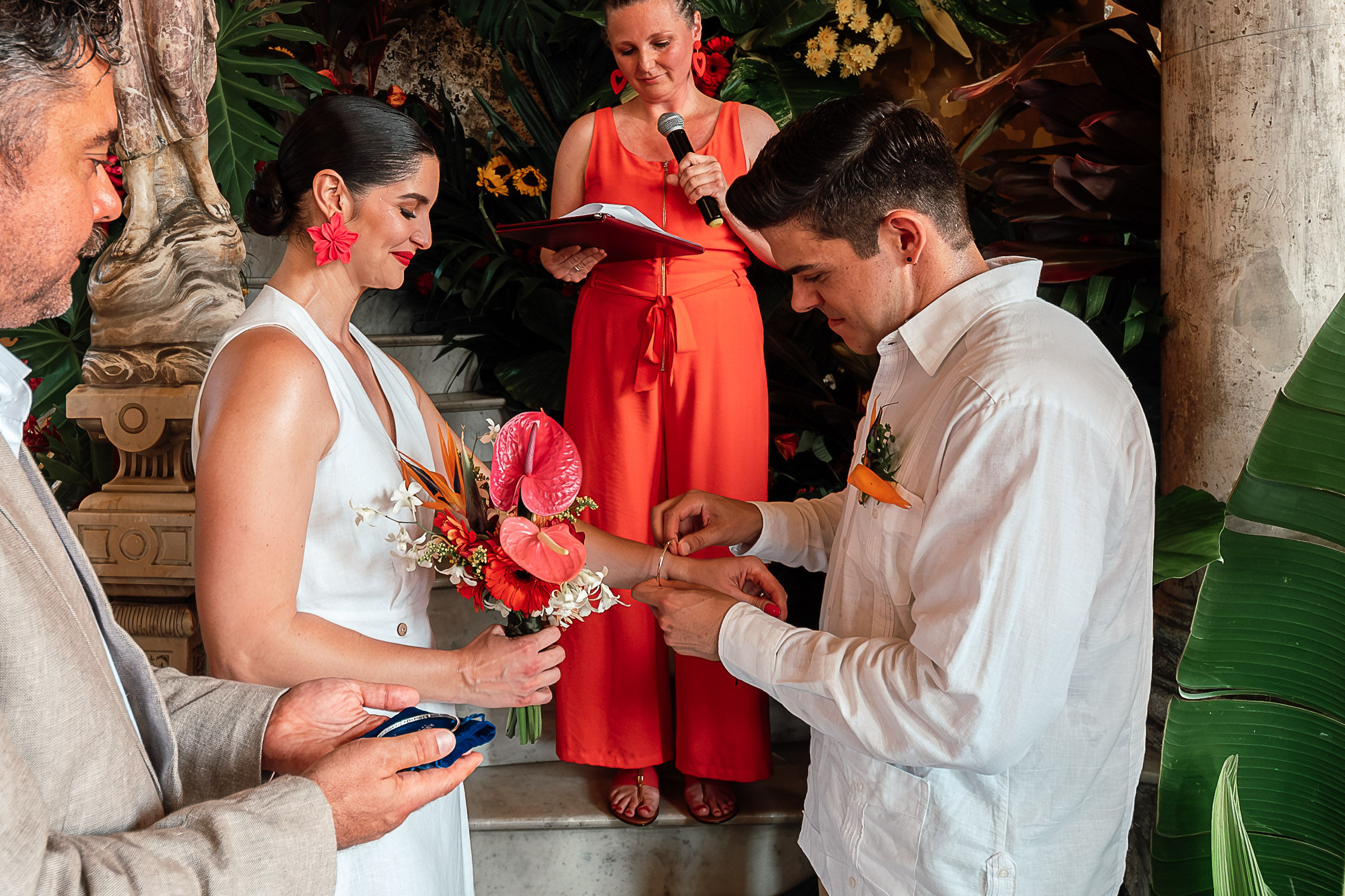 El intercambio de pulseras grabadas durante la ceremonia de boda en La Guarida, simbolizando el amor y el compromiso.