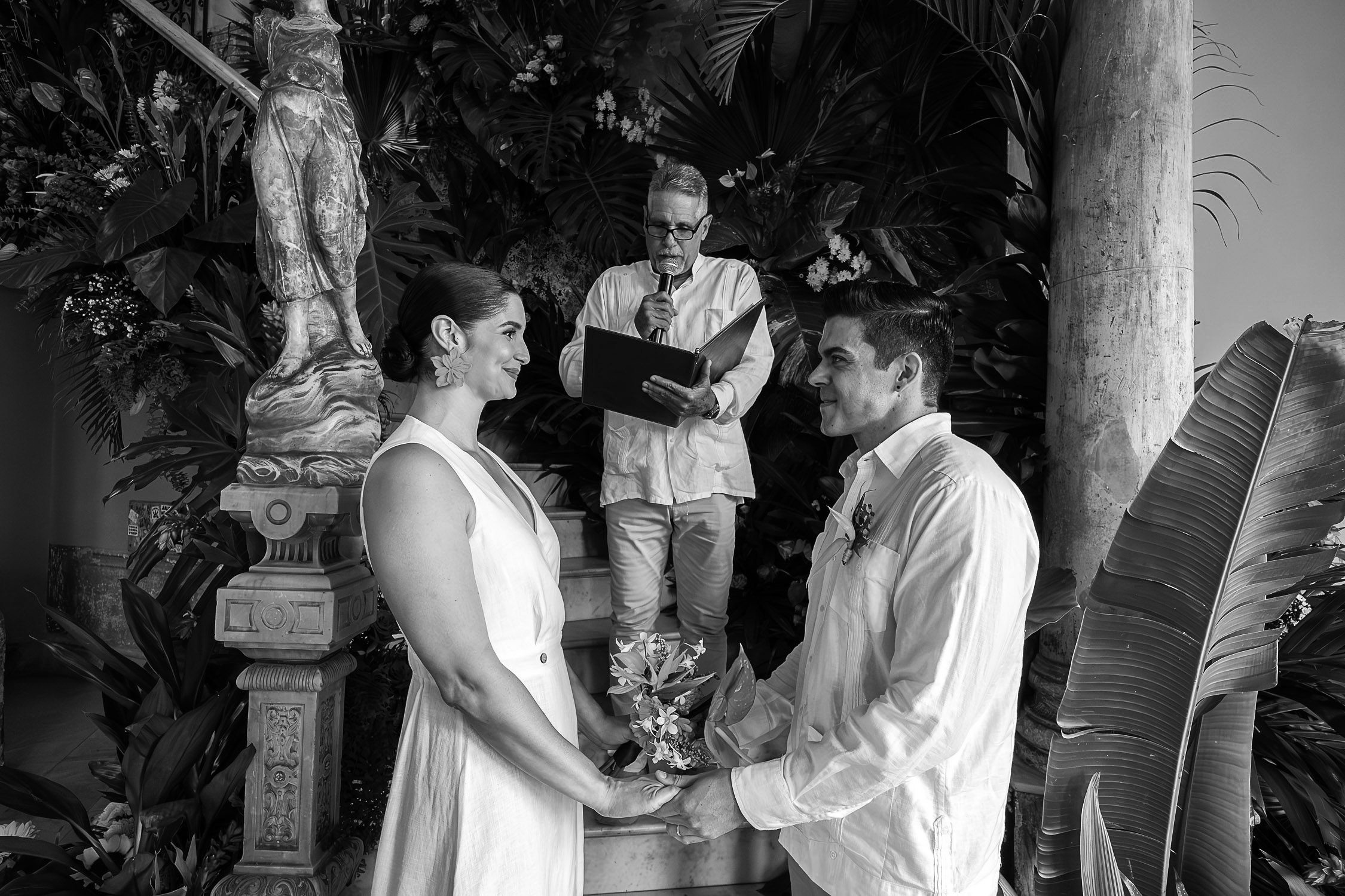 Maestro de ceremonia leyendo palabras especiales a la pareja durante su boda en La Guarida, La Habana.