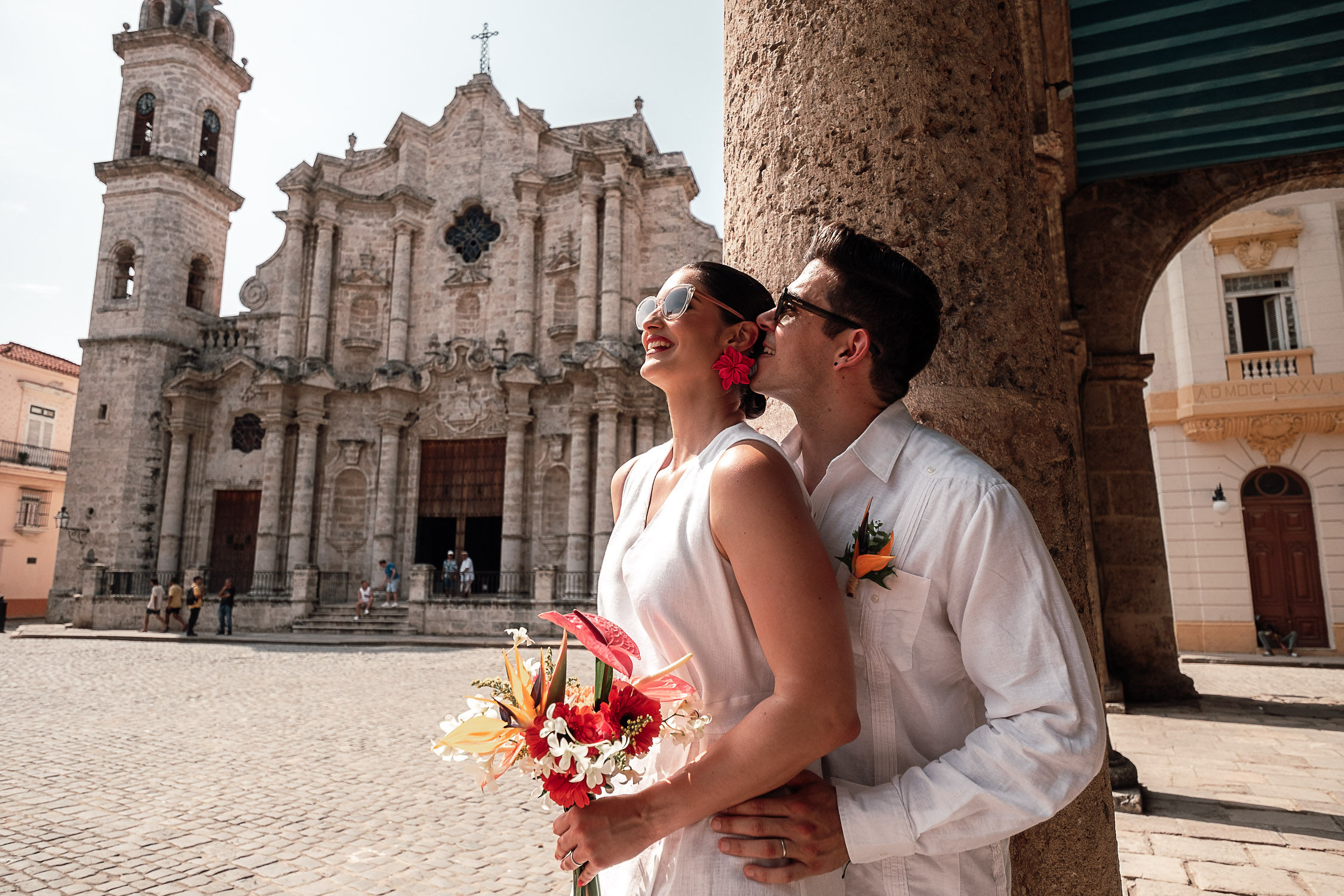 Amanda y Leo posan frente a la Catedral de La Habana durante su sesión preboda en Cuba.