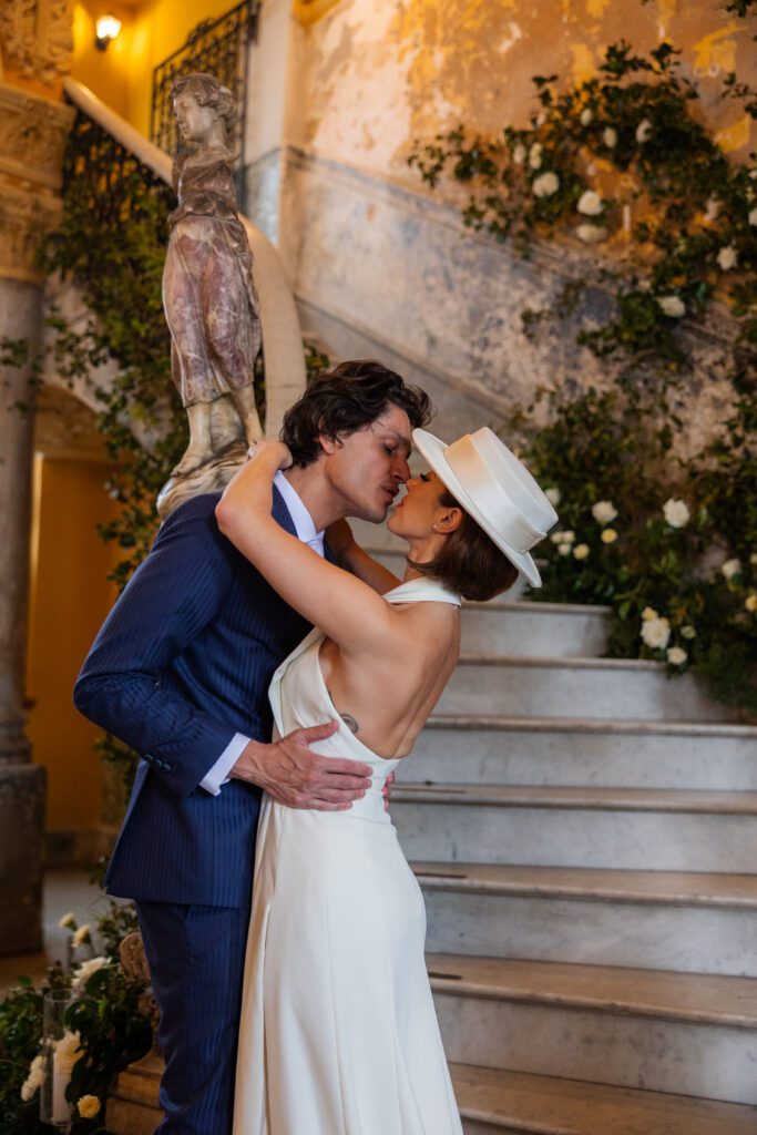 Besándose en el icónico salón de La Guarida durante su boda de destino en La Habana, Cuba