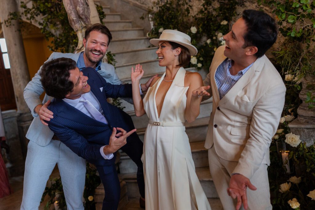 Posando relajados con sus invitados en el salón principal de La Guarida.